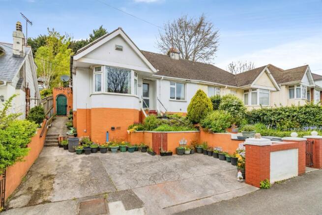 2 bed property, in Kings Ash Road, £190,000