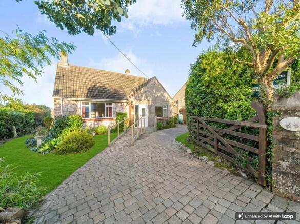 4 bed property, in Valley Drive, £499,950