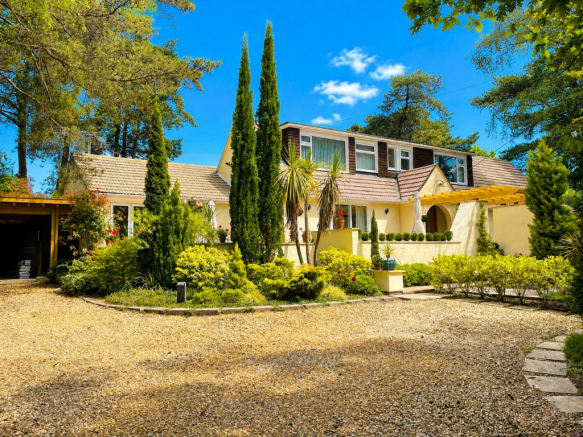 4 bed property, in Ashley Drive South, £835,000