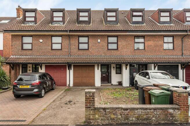 5 bed property, in The Ridgeway, £500,000