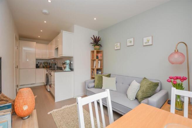1 bed property, in Regent House, £200,000