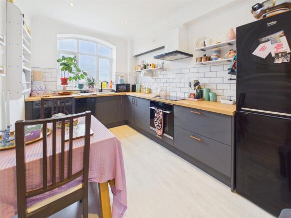 2 bed property, in Becks Mill, £165,000
