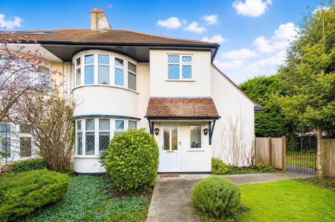 4 bed property, in Copthall Gardens, £995,000