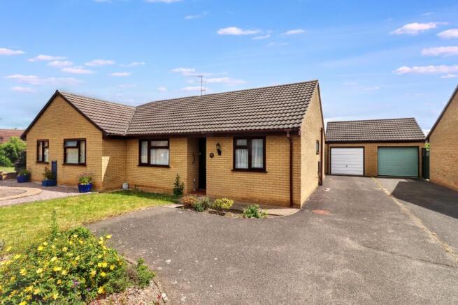2 bed property, in Falklands Road, £185,000