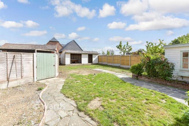 6 bed property, in Monkton Road, £600,000