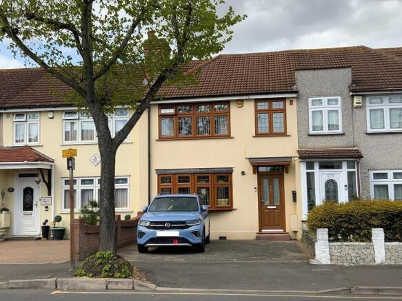 3 bed property, in Elm Park, £450,000