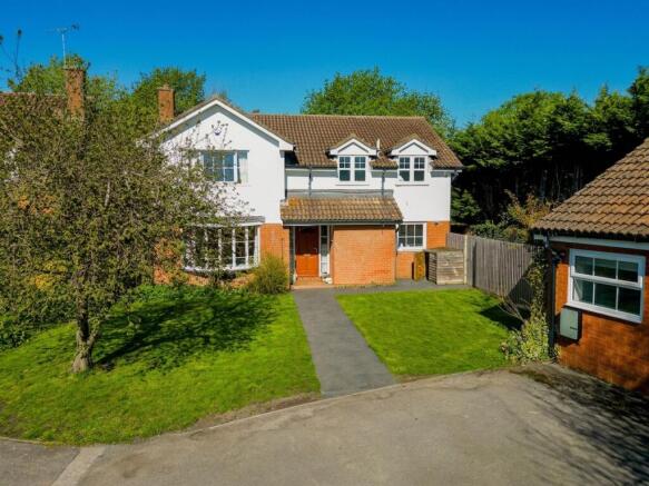 5 bed property, in Elsmore Close, £825,000