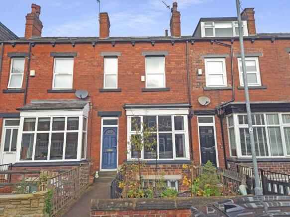 6 bed property, in Newport Gardens, £299,950