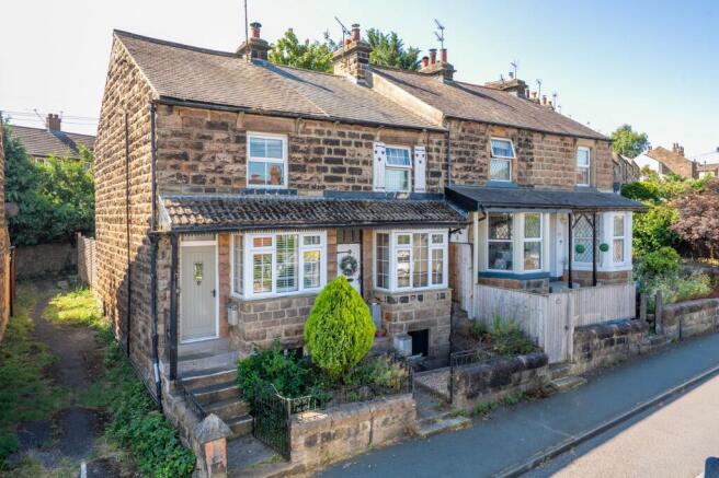 2 bed property, in Bachelor Gardens, £249,950