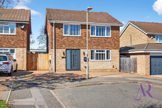 4 bed property, in Burns Close, £525,000