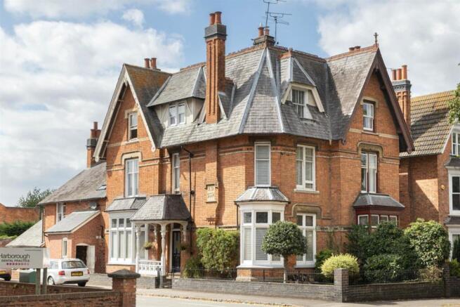 5 bed property, in Northampton Road, £700,000