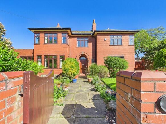 5 bed property, in Victoria Road, £859,000