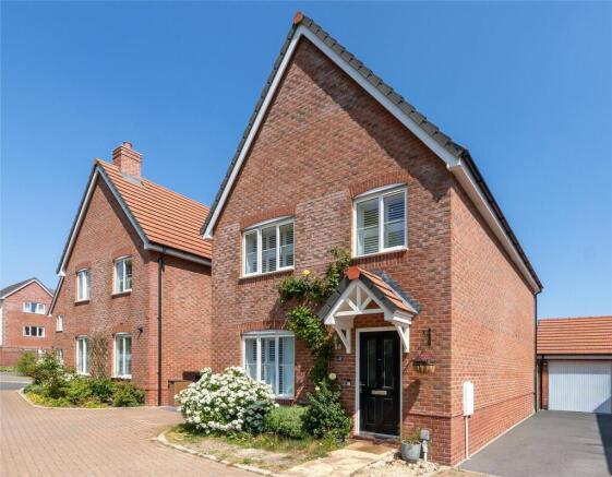4 bed property, in Linnet Grove, £450,000