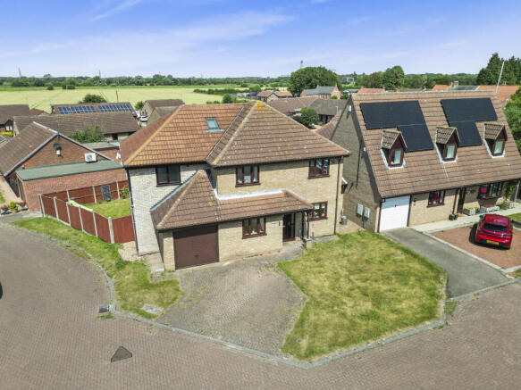 4 bed property, in Dawnay Garth, £360,000