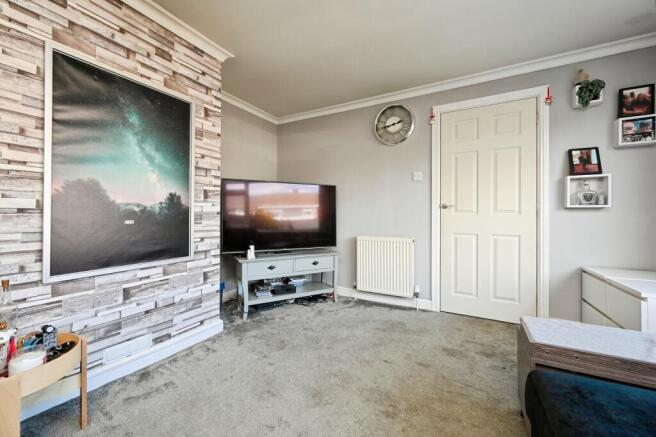 2 bed property, in Hawthorne Road, £200,000