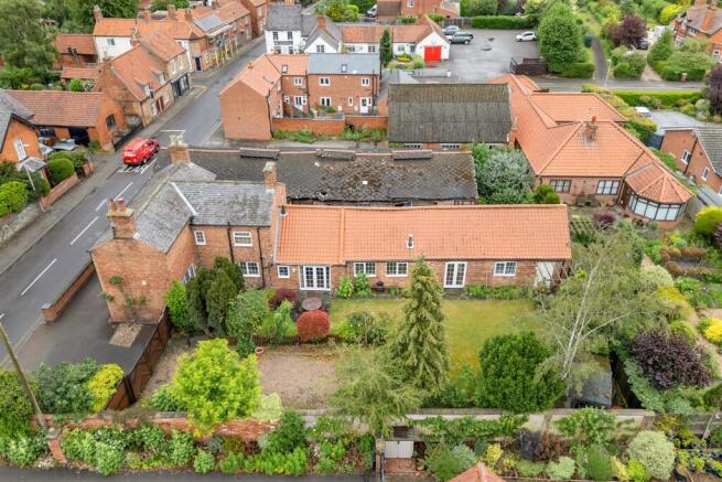 5 bed property, in High Street, £500,000