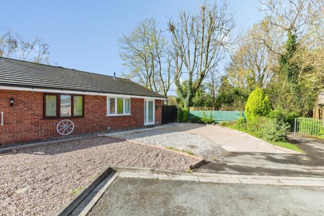 2 bed property, in Woodfall, £180,000