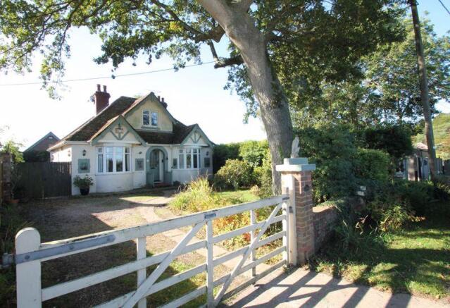 3 bed property, in Acrise, £525,000