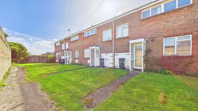 2 bed property, in Meadow Road, £300,000