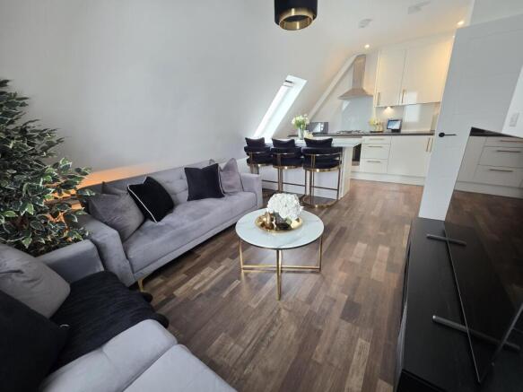 2 bed property, in St. Pauls Avenue, £250,000