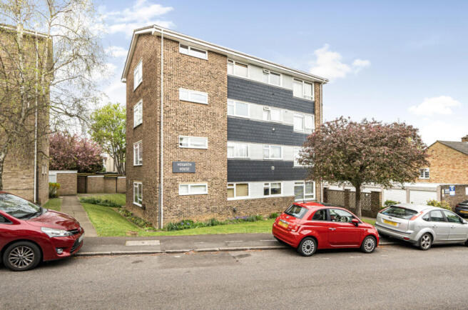 2 bed property, in Sutton Grove, £250,000