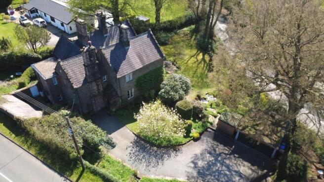 5 bed property, in The Old Vicarage, £880,000