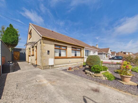 2 bed property, in Masefield Mews, £195,000