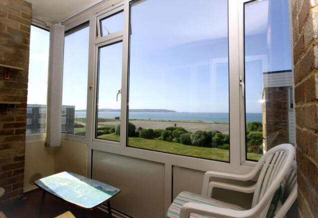 2 bed property, in Victoria Road, £295,000