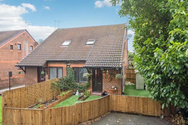 1 bed property, in Cobb Close, £300,000