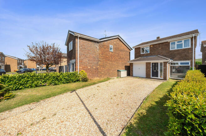 4 bed property, in Allen Close, £450,000