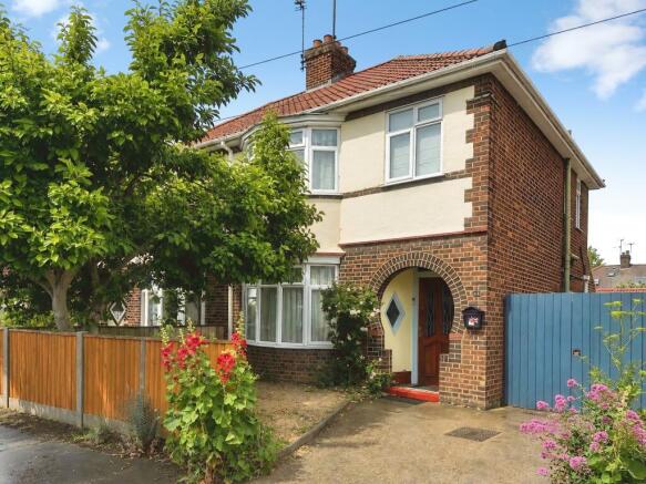 3 bed property, in Exeter Road, £350,000