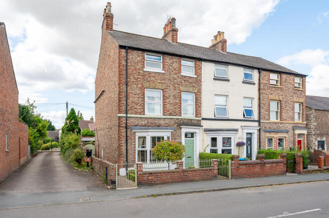 4 bed property, in St. Nicholas Street, £300,000