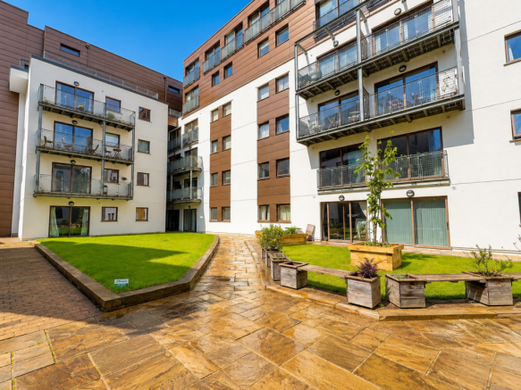 2 bed property, in Isaac Way, £170,000