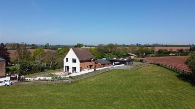 4 bed property, in Ryeford, £725,000