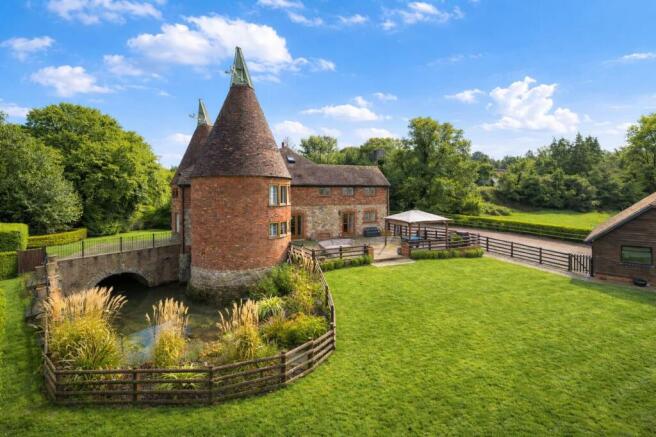 6 bed property, in Petts Farm Oast, £1,300,000