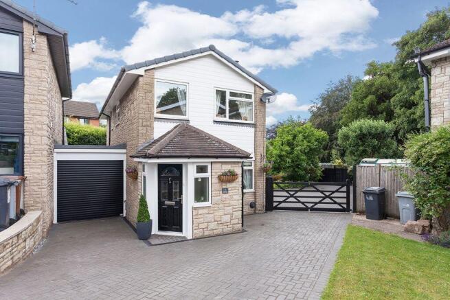 3 bed property, in Overton Close, £375,000