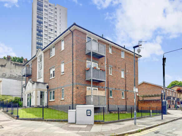 2 bed property, in Glyndon Road, £230,000