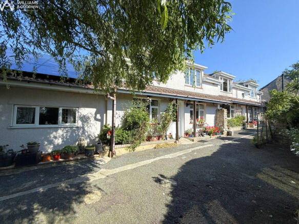 5 bed property, in Cefniwrch, £499,950