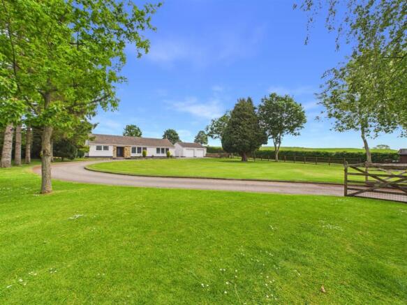 4 bed property, in Half Acre, £800,000