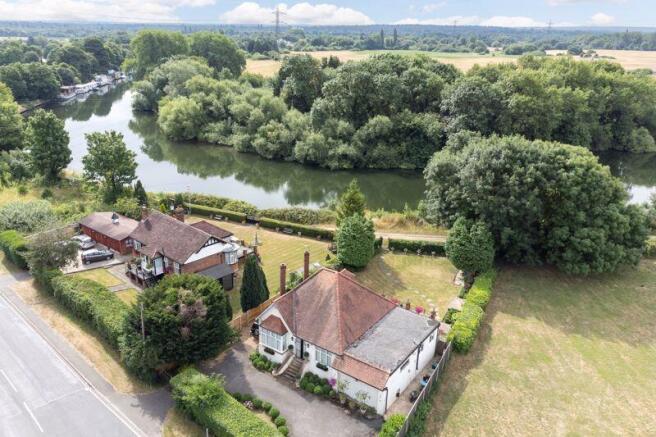 1 bed property, in Chertsey Road, £675,000