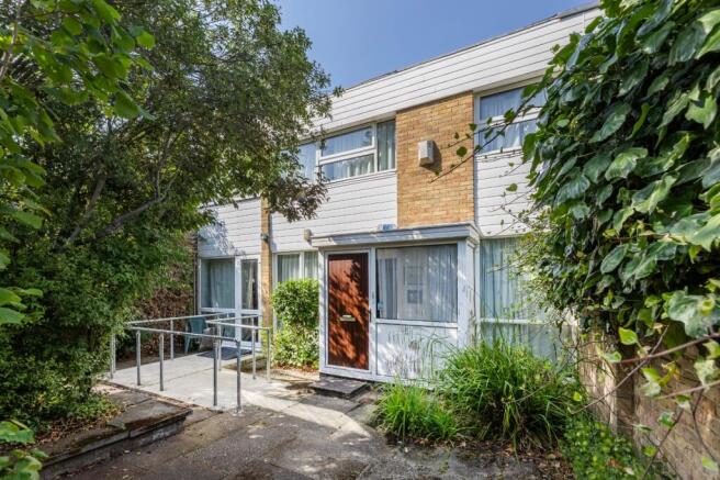 3 bed property, in Rayners Road, £875,000