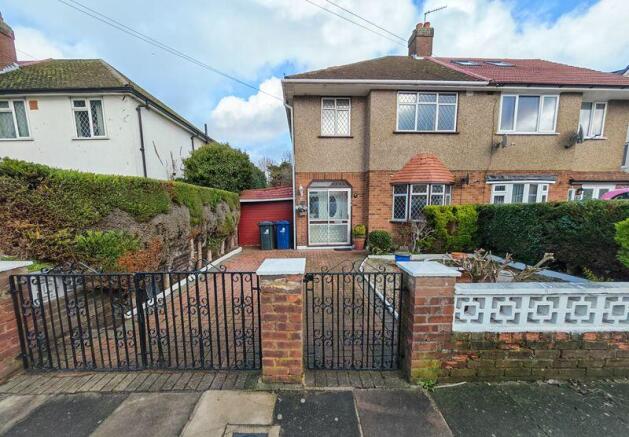 3 bed property, in Tangmere Gardens, £579,950