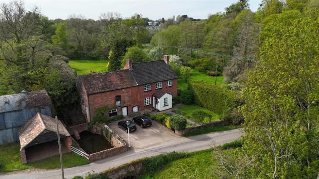 5 bed property, in Cleeve Mill Lane, £595,000