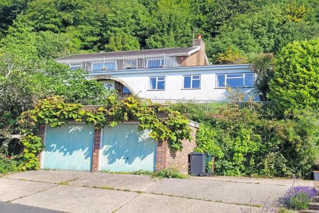 3 bed property, in Hyde Tynings Close, £750,000