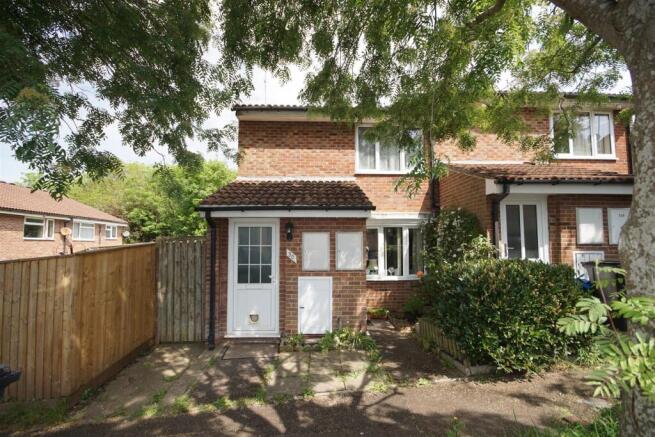 1 bed property, in Holly Close, £170,000