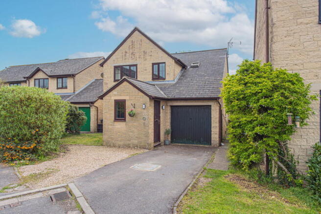 5 bed property, in Mullins Close, £475,000