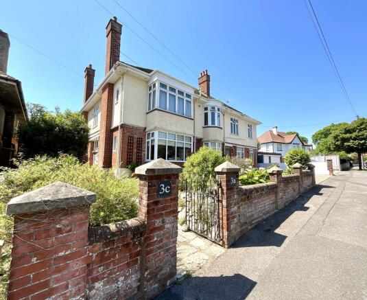 2 bed property, in Dingle Road, £435,000