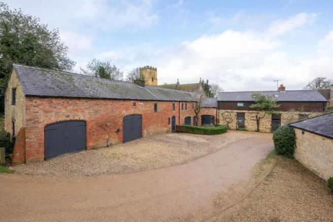 5 bed property, in Main Street, £925,000