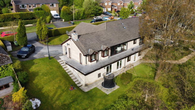 5 bed property, in Pennine Road, £775,000