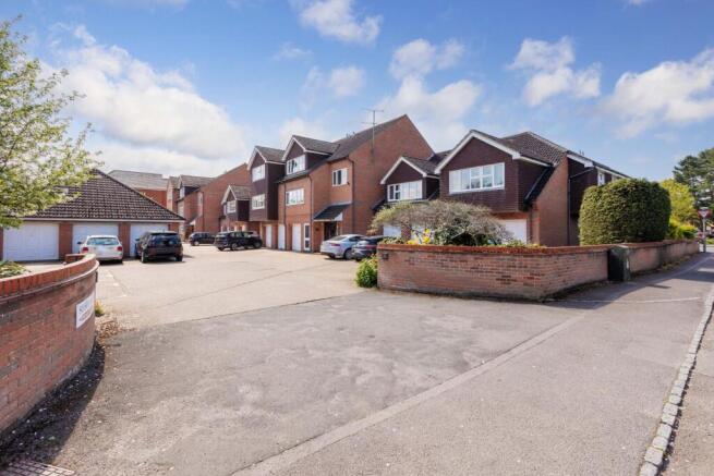 2 bed property, in Victoria Road, £285,000